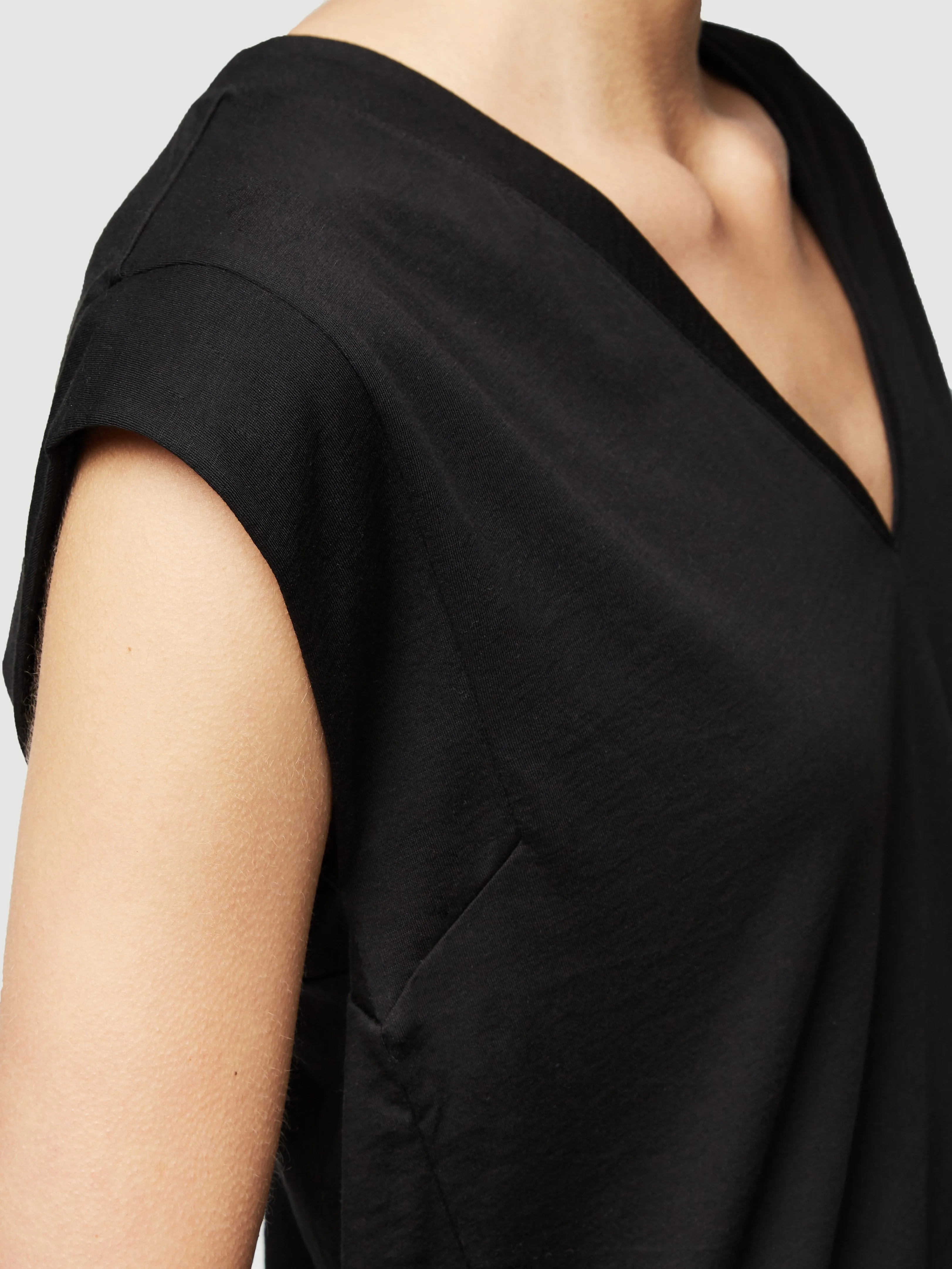 Le High Rise V Neck Tee -- Noir